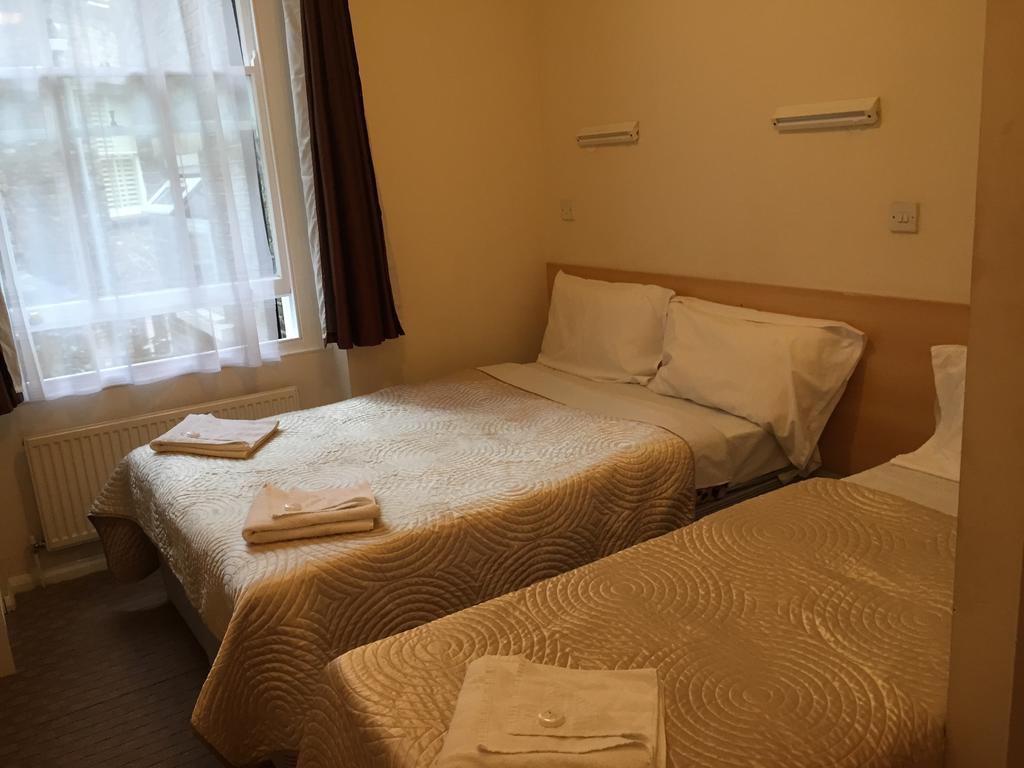Romanos Hotel London Room photo